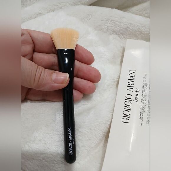 Giorgio Armani Beauty Makeup Brush - Black and Cream - Picture 2 of 5